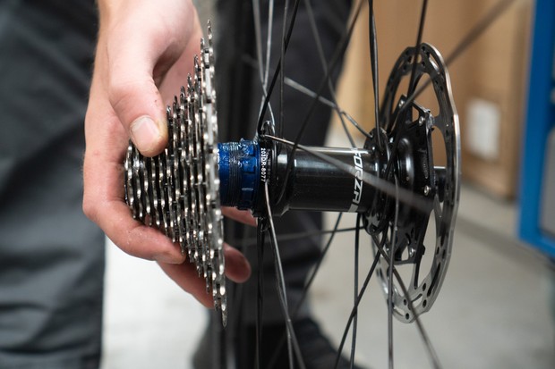 Oscar Huckle installing SRAM Rival cassette on SRAM XDR freehub body